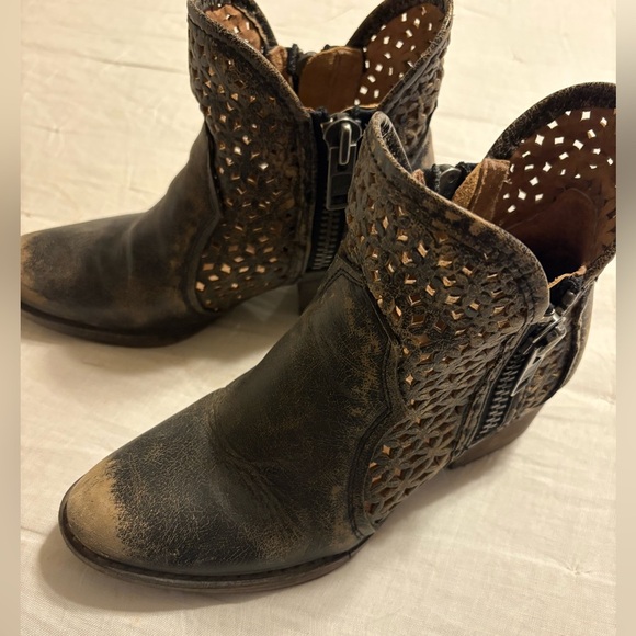 Circle G Women's Distressed Leather Ankle Boots - Picture 1 of 5